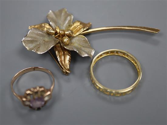 A 9ct gold Greek Key patterned ring, a pink and white sapphire-set ring and a 9ct two-colour gold flowerhead brooch
